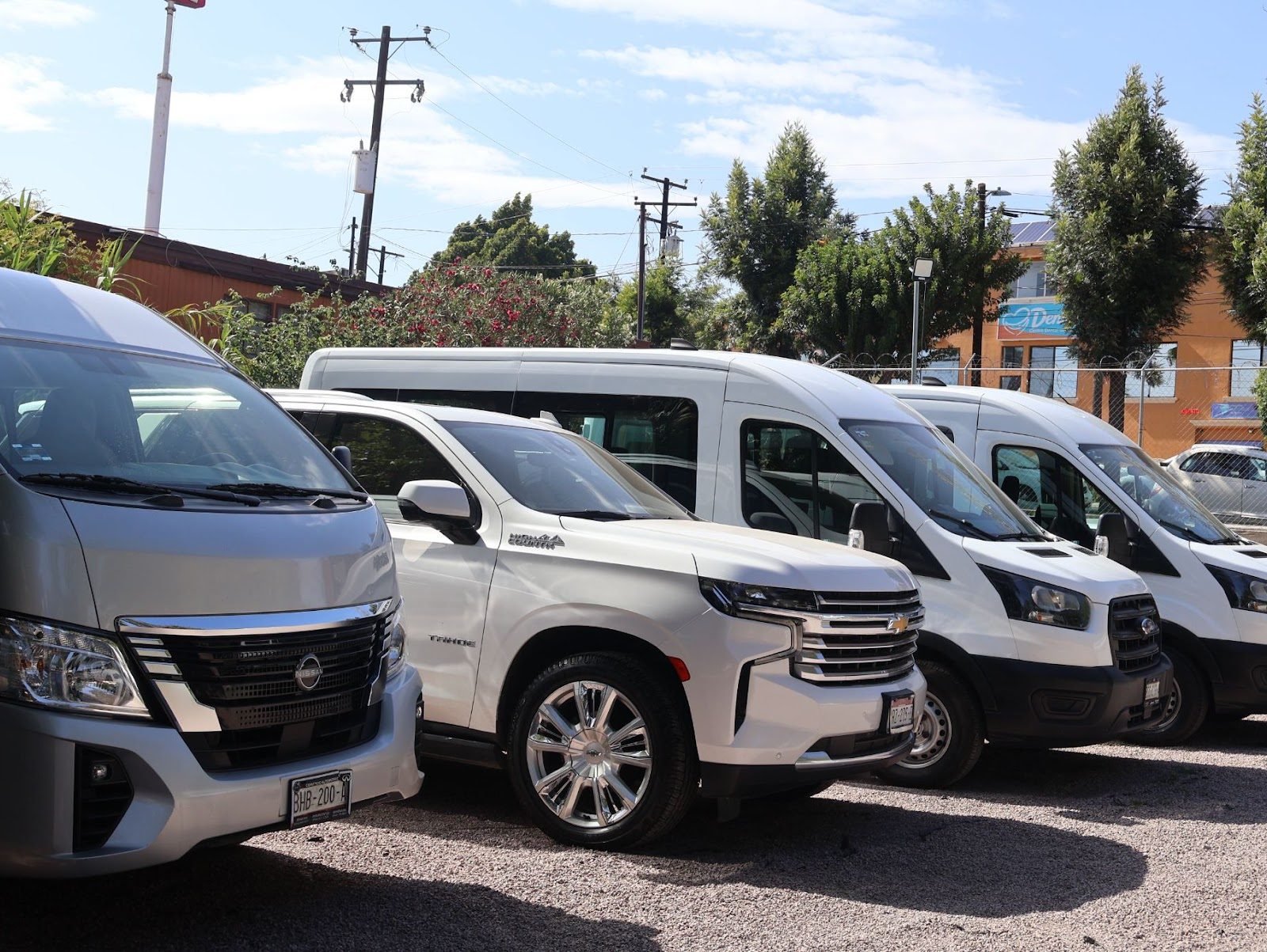 Vans y SUV en la yarda