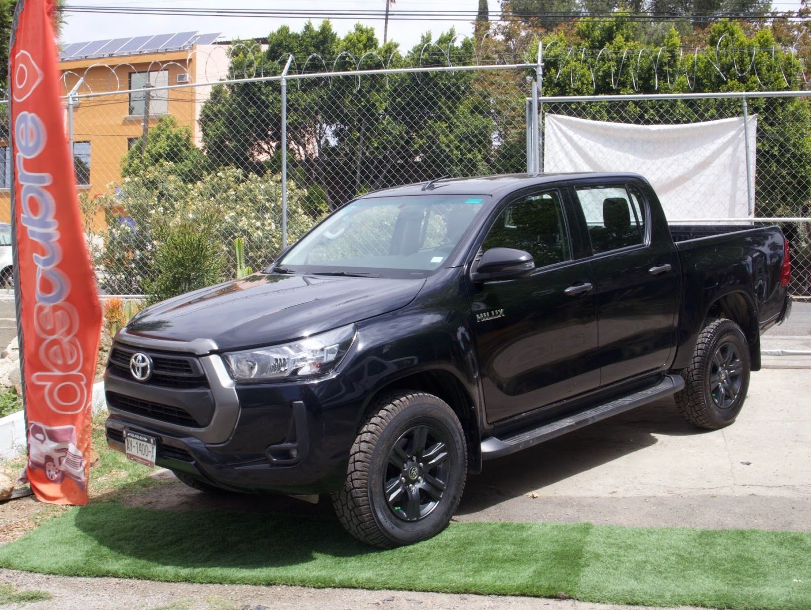 Toyota Hilux negra en la yarda de Descubre en Tecate